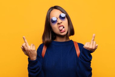 İspanyol kadın kışkırtıcı, agresif ve müstehcen hissediyor. İsyankar bir tavırla orta parmağını hareket ettiriyor.