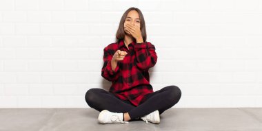 İspanyol kadın sana gülüyor, kamerayı işaret ediyor ve seninle dalga geçiyor ya da alay ediyor.