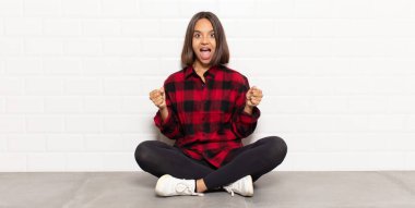 İspanyol kadın şoke olmuş, heyecanlı ve mutlu, gülüyor ve başarıyı kutluyor.!