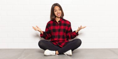 İspanyol kadın mutlu, kibirli, gururlu ve kendini beğenmiş görünüyor. Bir numara gibi hissediyor.