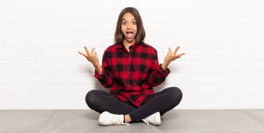 İspanyol kadın mutlu, heyecanlı, şaşırmış ya da şok olmuş hissediyor, gülümsüyor ve hayrete düşüyor.