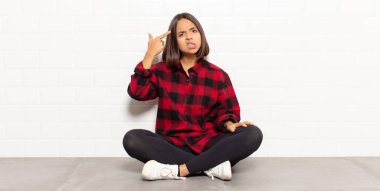 İspanyol kadın şaşkın ve şaşkın hissediyor. Deli, deli ya da aklını kaçırmış olduğunu gösteriyor.