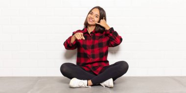 İspanyol kadın neşeyle gülümsüyor ve kamerayı işaret ediyor. Sonra seni arıyor, telefonla konuşuyor.