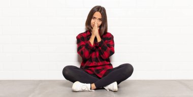 İspanyol kadın endişeli, umutlu ve dindar hissediyor. Avuçlarına bastırılmış, af diliyor.