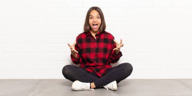 İspanyol kadın kendini mutlu, şaşkın, şanslı ve şaşırmış hissediyor. İnanılmaz!