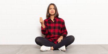 İspanyol kadın kapiş ya da para hareketi yapıyor, sana borçlarını ödemeni söylüyor.!