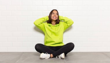 İspanyol kadın gülümsüyor ve rahatlıyor, tatmin oluyor ve kaygısızca gülüyor.