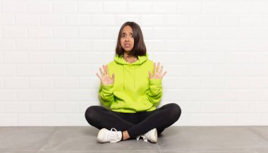 İspanyol kadın gergin, endişeli ve endişeli görünüyor, benim hatam olmadığını söylüyor, yoksa ben yapmadım. 