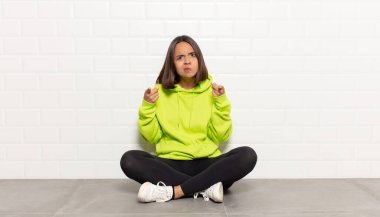 İspanyol kadın kameraya hem parmaklarıyla hem de kızgın bir ifadeyle sana görevini yapmanı söylüyor.