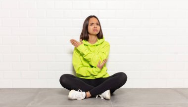 Hispanik kadın kafası karışık ve habersiz, şüpheli bir açıklama ya da düşünceyi merak ediyor.