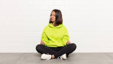 İspanyol kadın mutlu ve arkadaş canlısı görünüyor, gülümsüyor ve pozitif bir tavırla sana göz kırpıyor.