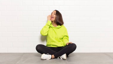 İspanyol kadın öfkeyle ve yüksek sesle bağırarak kenardaki boşluğu kopyalamasını söylüyor.