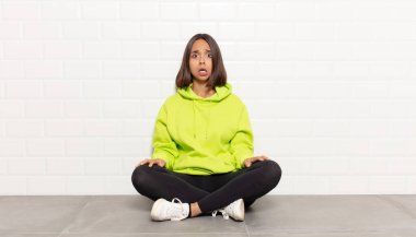 İspanyol kadın korkmuş ve şok olmuş hissediyor, ağzı açık şaşkınlık içinde.