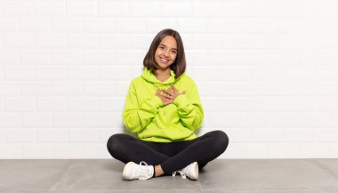 İspanyol kadın romantik, mutlu ve aşık, neşeyle gülümseyen ve kalbe yakın el ele tutuşan