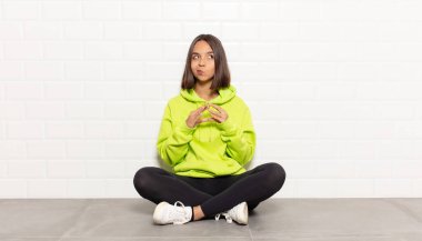 Hispanik kadın entrikalar ve komplolar kuruyor, sinsi hileler ve hileler düşünüyor, kurnazlık ve ihanet