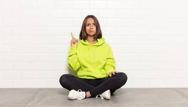 İspanyol kadın, harika bir fikri fark ettikten sonra parmağını havaya kaldırıp 