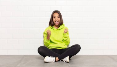 İspanyol kadın zaferle bağırıyor, gülüyor, mutlu ve heyecanlı hissediyor başarıyı kutlarken.