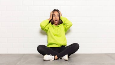 İspanyol kadın elele tutuşuyor, ağzı açık, son derece şanslı, şaşırmış, heyecanlı ve mutlu.