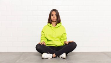 İspanyol kadın üzgün ve stresli. Kötü bir sürpriz yüzünden üzgün. Olumsuz, endişeli bir bakışla.