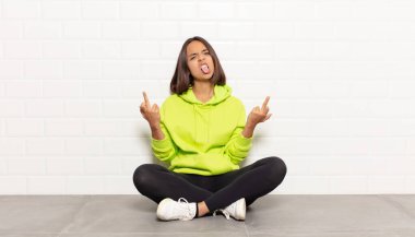 İspanyol kadın kışkırtıcı, agresif ve müstehcen hissediyor. İsyankar bir tavırla orta parmağını hareket ettiriyor.