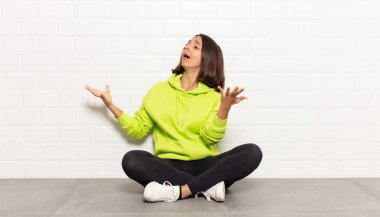 İspanyol kadın opera yapıyor ya da konserde şarkı söylüyor. Romantik, sanatsal ve tutkulu.