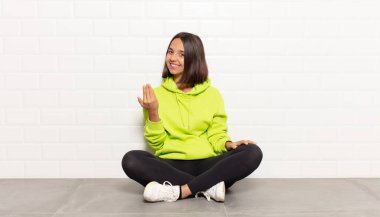 İspanyol kadın kendini mutlu, başarılı ve kendinden emin hissediyor, bir meydan okumayla karşı karşıya ve 