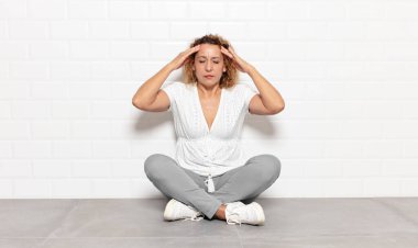 Orta yaşlı bir kadın konsantre olmuş, düşünceli ve ilham verici, beyin fırtınası yapıyor ve hayal kuruyor.