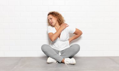 Orta yaşlı bir kadın yorgun, stresli, endişeli, hayal kırıklığına uğramış ve depresif hissediyor. Sırtı ya da boynu ağrıyormuş.