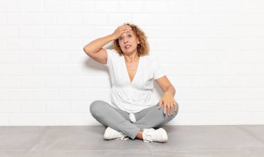 Orta yaşlı bir kadın unutulmuş bir süre için panikliyor, stresli hissediyor, bir pisliği örtbas etmek zorunda kalıyor veya hata yapıyor.