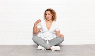 Orta yaşlı bir kadın kibirli, başarılı, pozitif ve gururlu görünüyor.