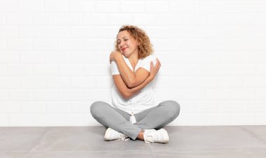 Orta yaşlı bir kadın aşık oluyor, gülümsüyor, sarılıyor ve kendine sarılıyor, bekar kalıyor, bencil ve benmerkezci oluyor.