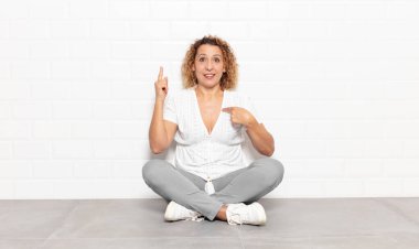 Orta yaşlı bir kadın gururlu ve şaşırmış, kendine güvenen, kendini bir numara gibi hisseden.