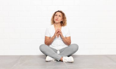 Orta yaşlı kadın entrikalar ve komplolar kuruyor, hilekârlık ve aldatmaca düşünüyor, kurnazlık ve ihanet.