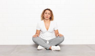 Orta yaşlı bir kadın aptal ve komik görünüyor. Şaşı bakışlı, şakacı ve şakacı.