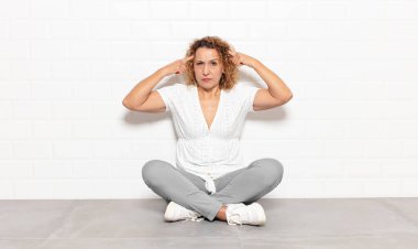 Ciddi ve konsantre görünümlü orta yaşlı bir kadın, beyin fırtınası yapıyor ve zorlu bir sorunu düşünüyor.