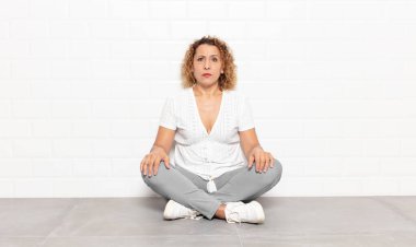 Orta yaşlı bir kadın üzgün ve stresli, kötü bir sürpriz yüzünden üzgün, olumsuz, endişeli bir bakışla