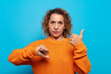 Orta yaşlı bir kadın kafası karışık, bilgisiz ve kararsız hissediyor. İyi ve kötü seçenekleri farklı seçeneklerde tartıyor.