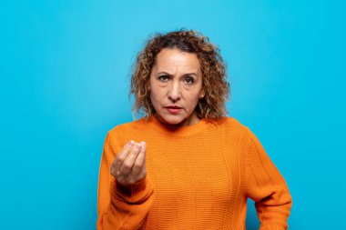 orta yaşlı kadın kapiş ya da para hareketi yapıyor, sana borçlarını ödemeni söylüyor.!