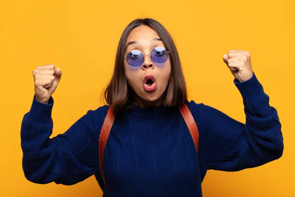 Mulher Hispânica Comemorando Sucesso Inacreditável Como Vencedor Olhando Animado Feliz — Fotografia de Stock