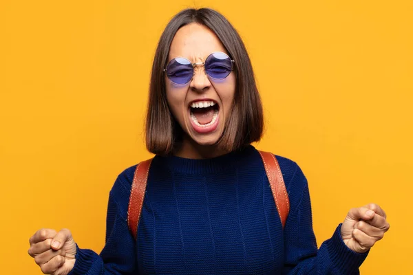 Mulher Hispânica Olhando Extremamente Feliz Surpreso Celebrando Sucesso Gritando Pulando — Fotografia de Stock