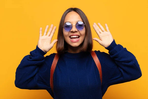 İspanyol kadın panik ya da öfke içinde bağırıyor, şok olmuş, korkmuş ya da öfkeli, elleri başının yanında.