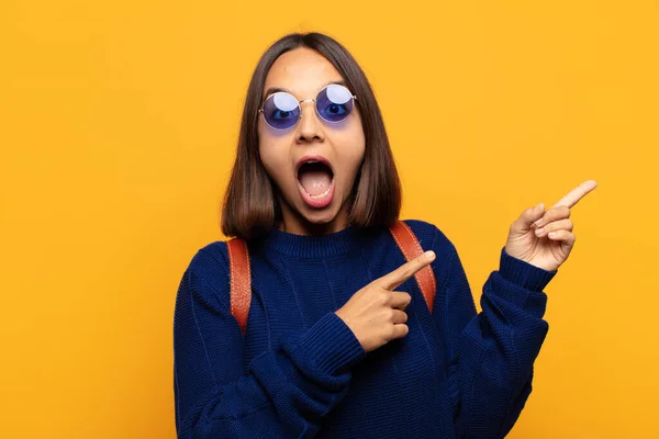 Mulher Hispânica Sentindo Alegre Surpreso Sorrindo Com Uma Expressão Chocada — Fotografia de Stock