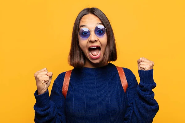 Mulher Hispânica Sentindo Feliz Positivo Bem Sucedido Celebrando Vitória Realizações — Fotografia de Stock