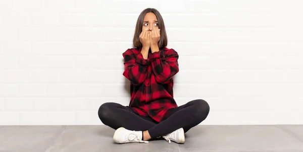 Latino Vrouw Kijken Bezorgd Angstig Gestrest Bang Bijten Nagels Zoek — Stockfoto