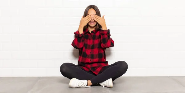 Mujer Hispana Sonriendo Sintiéndose Feliz Cubriendo Los Ojos Con Ambas — Foto de Stock