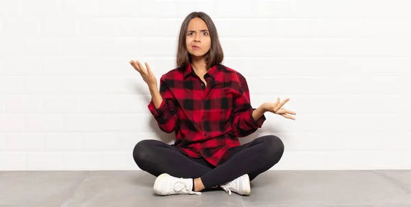 Spaanse Vrouw Kijkt Verbaasd Verward Gestrest Zich Afvragend Tussen Verschillende — Stockfoto