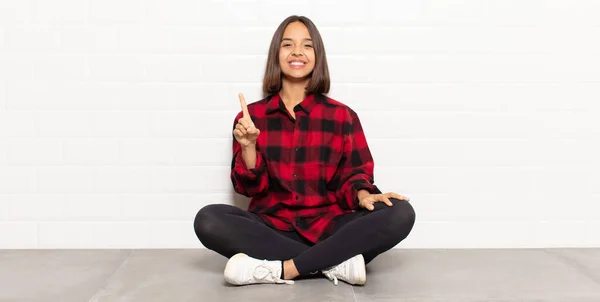 Mulher Hispânica Sorrindo Orgulhosa Confiantemente Fazendo Número Posar Triunfalmente Sentindo — Fotografia de Stock