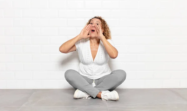 Middle Age Woman Feeling Happy Excited Positive Giving Big Shout — Stock Photo, Image