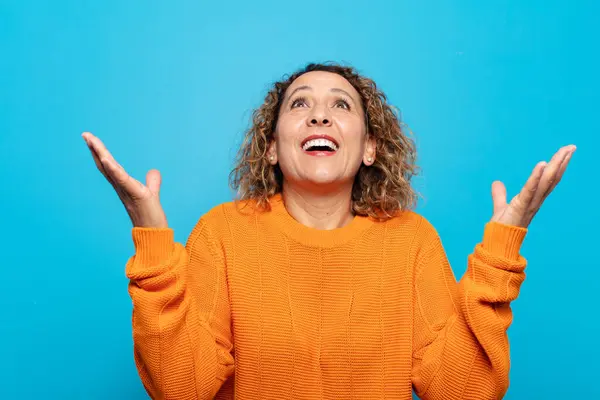 Medelålders Kvinna Känner Sig Glad Förvånad Lycklig Och Förvånad Firar — Stockfoto