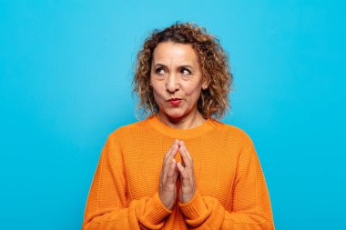 Orta yaşlı bir kadın kötü bir plan yaparken ya da bir numara düşünürken gururlu, yaramaz ve kibirli hisseder.